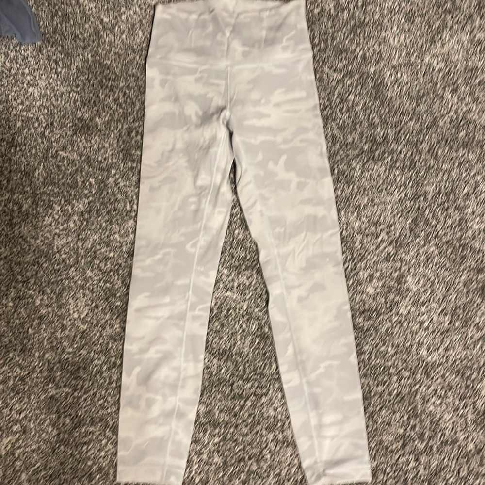 White Camo Lululemon Wunder under leggings size 6!